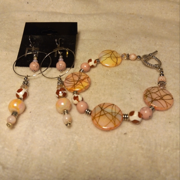 Handmade, new to the collection 2pc bracelet 7.5 inch &matching pierced earrings - Picture 3 of 3
